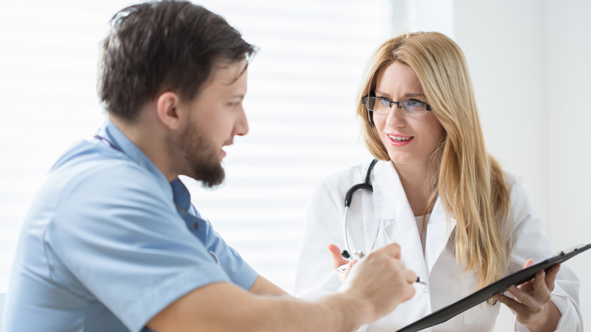 Doctor hablando con el paciente