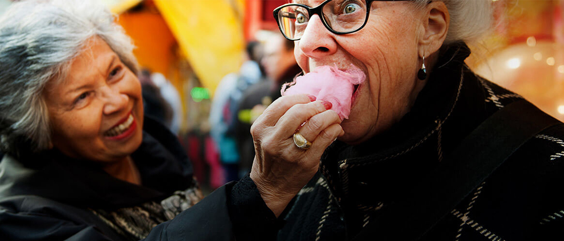 uma pessoa comendo uma maçã rosa