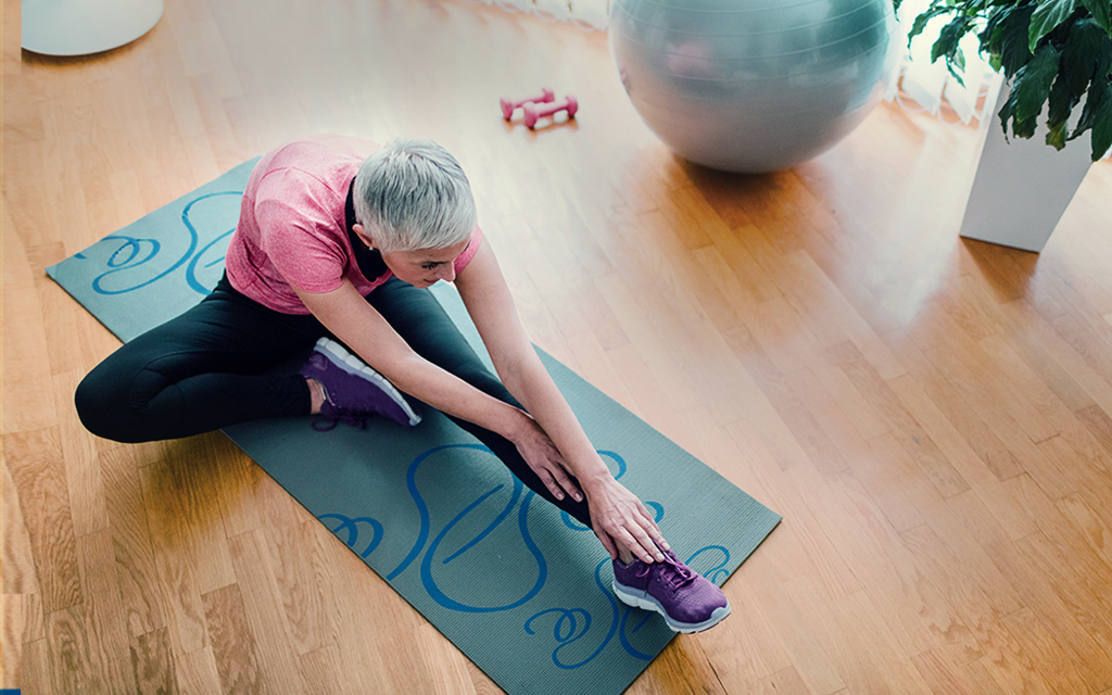 une personne assise sur un tapis bleu