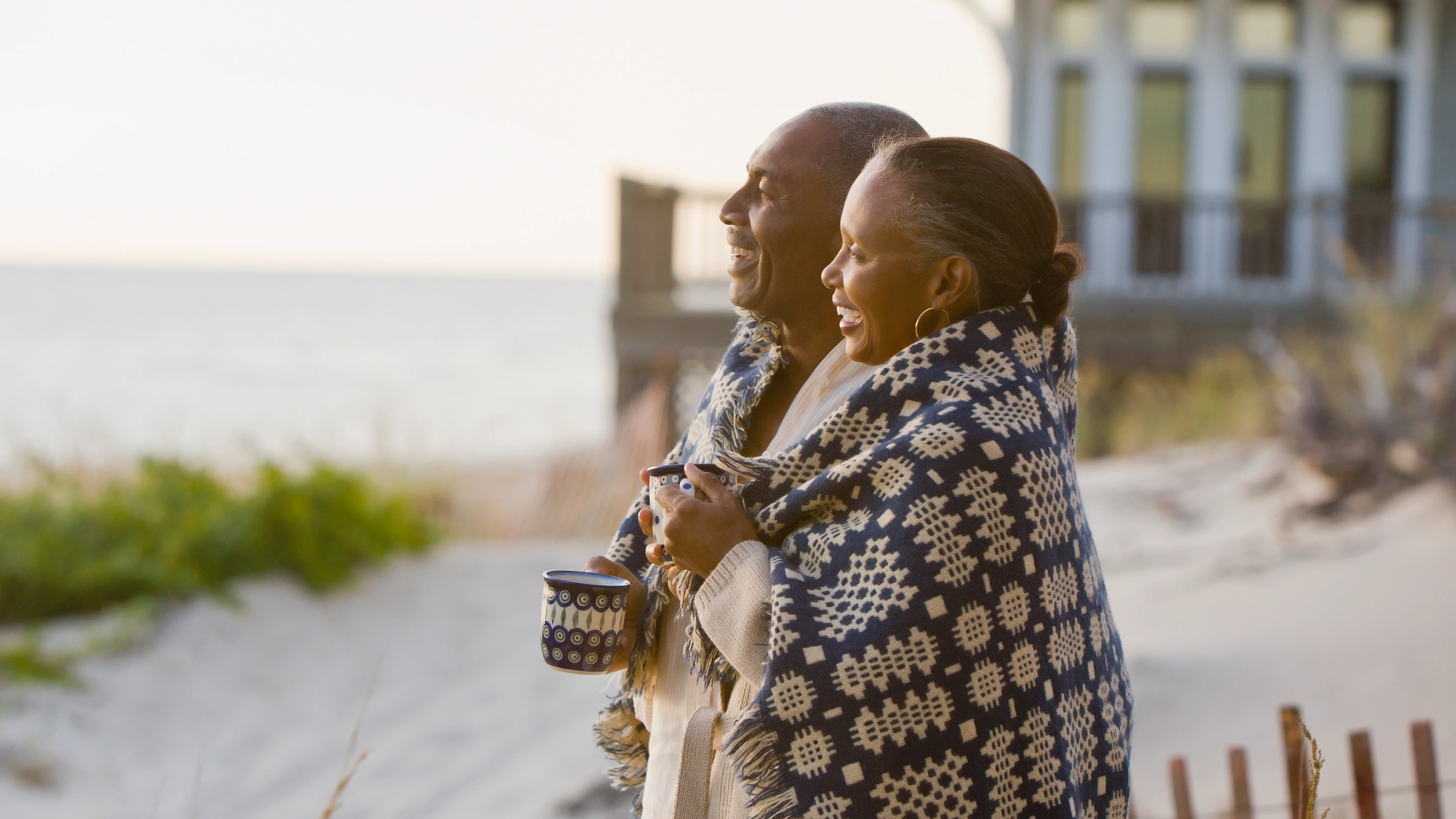 Un homme et une femme qui s’embrassent
