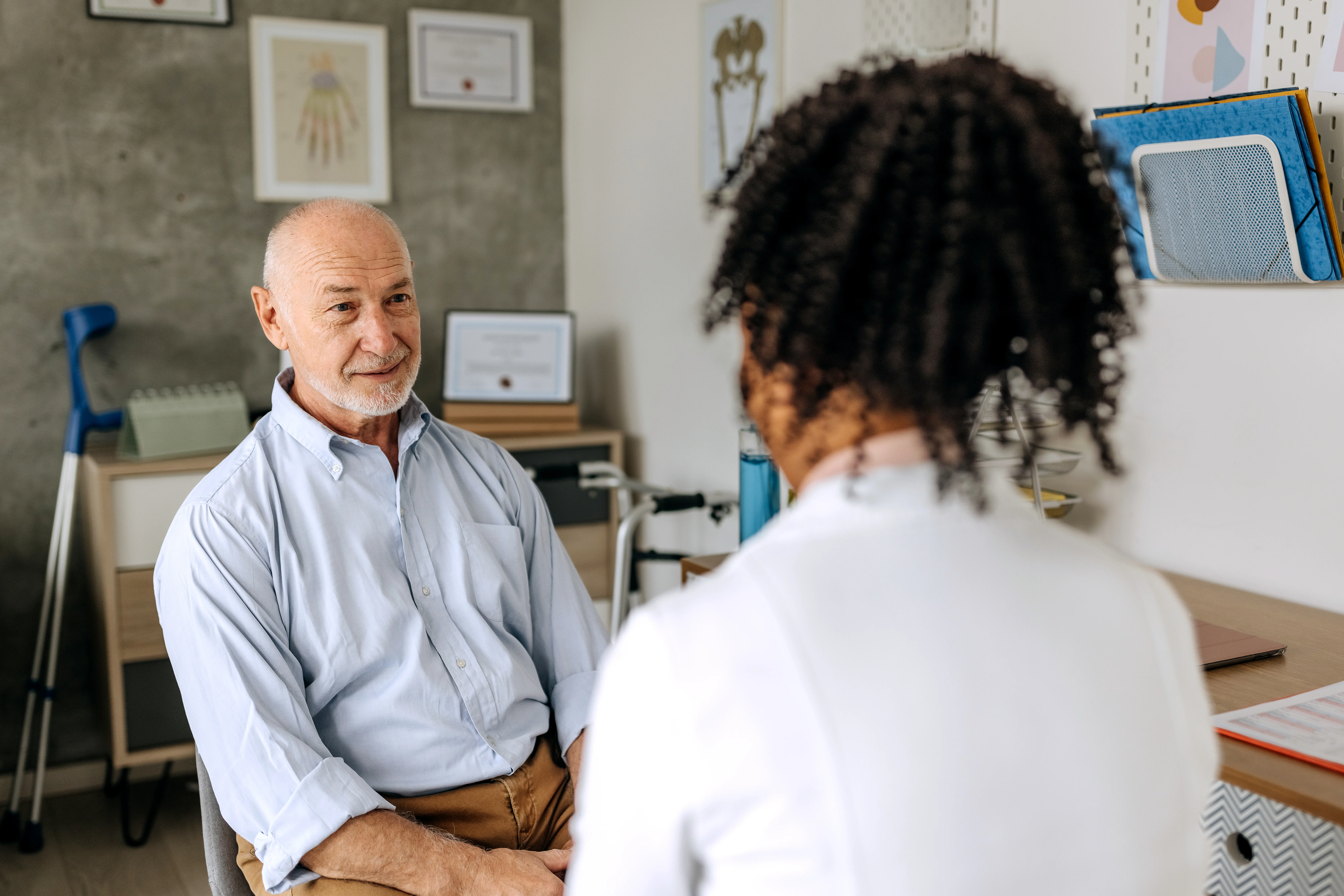 um médico conversando com um paciente
