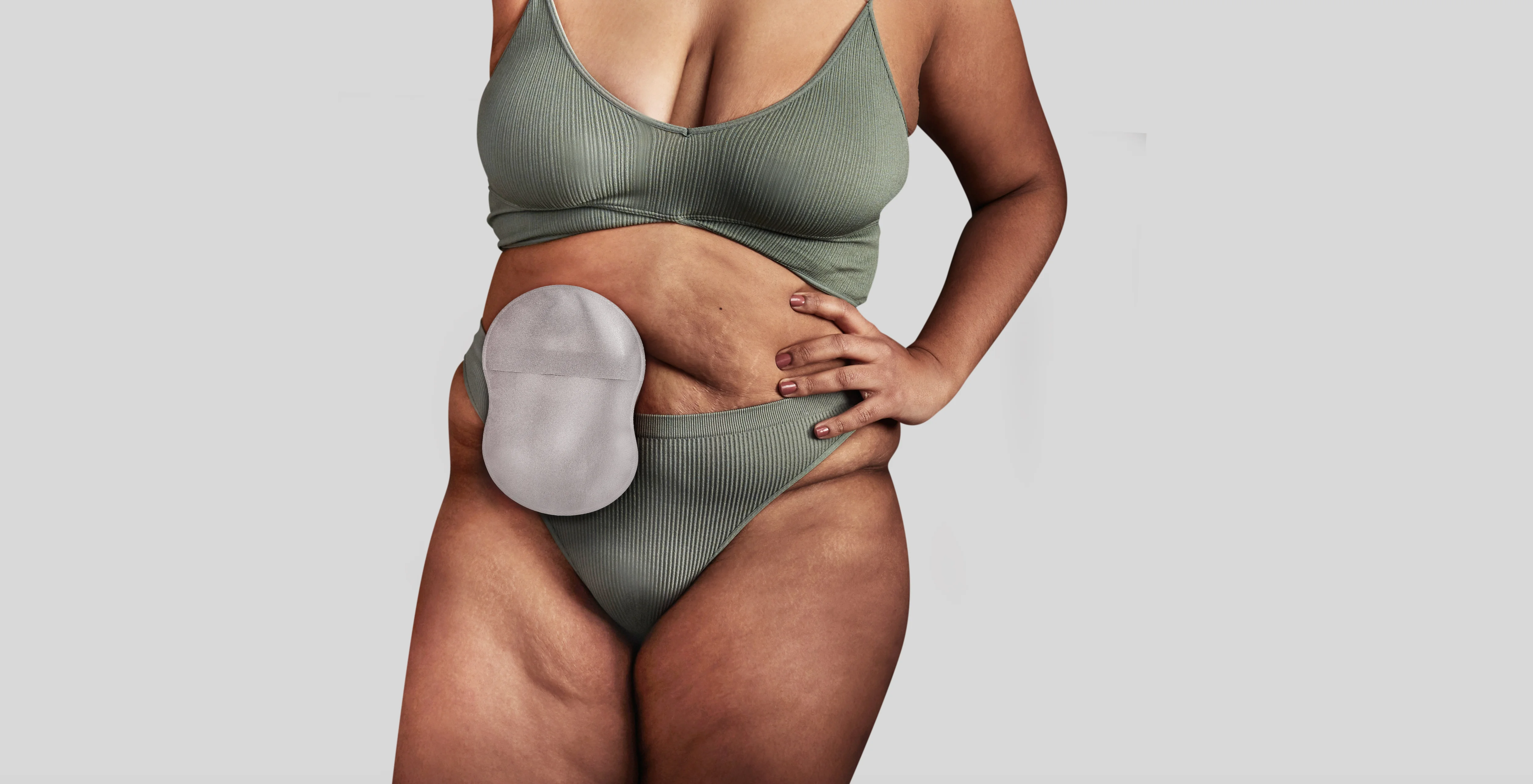 Mulher que veste um malote do corpo™ da estima da ostomia