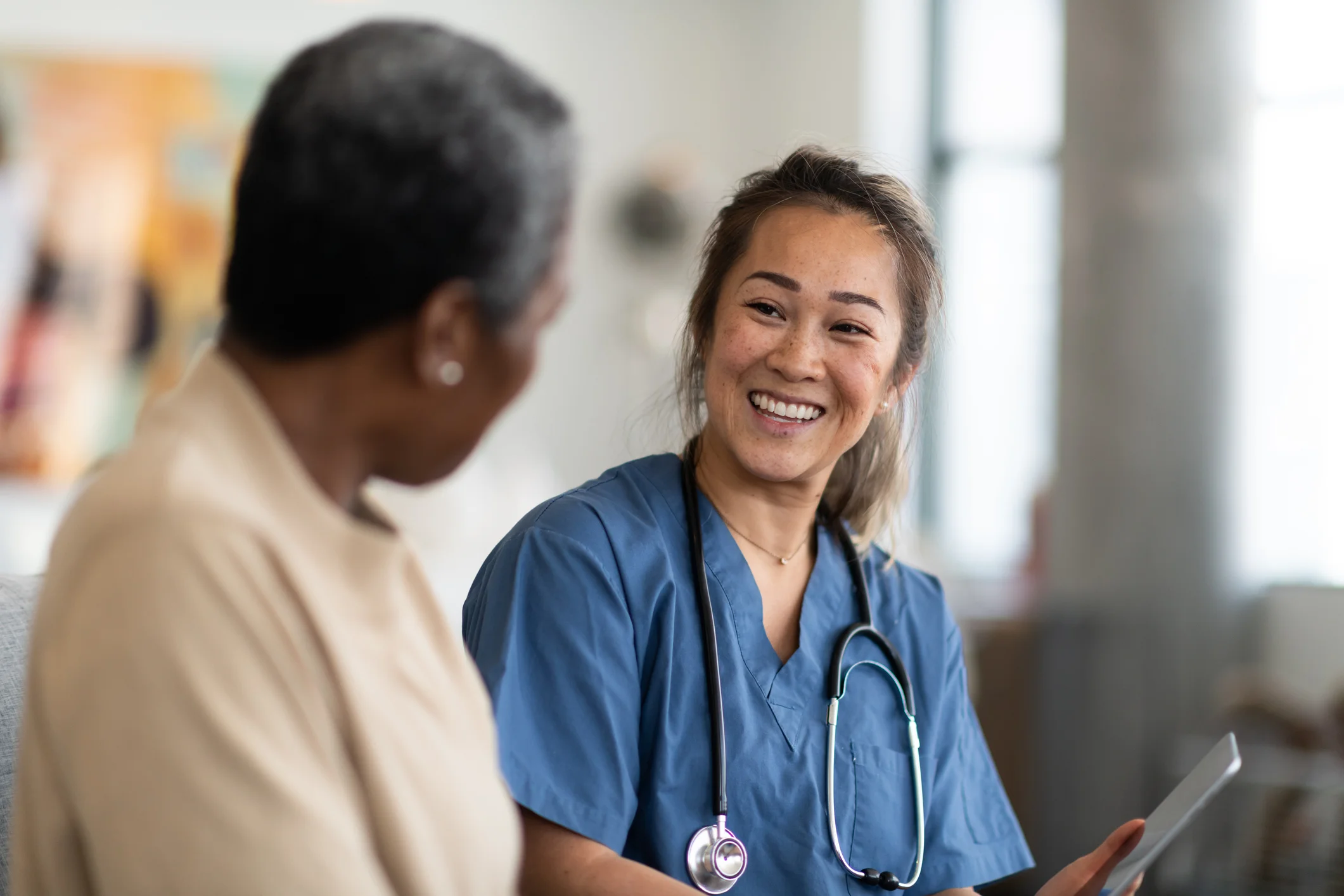 um médico conversando com um paciente