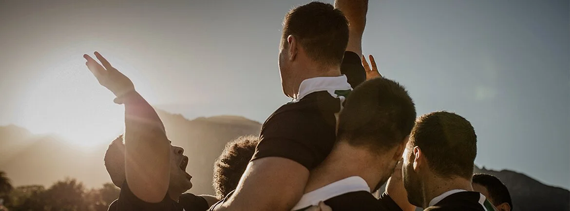 um grupo de pessoas levantando as mãos
