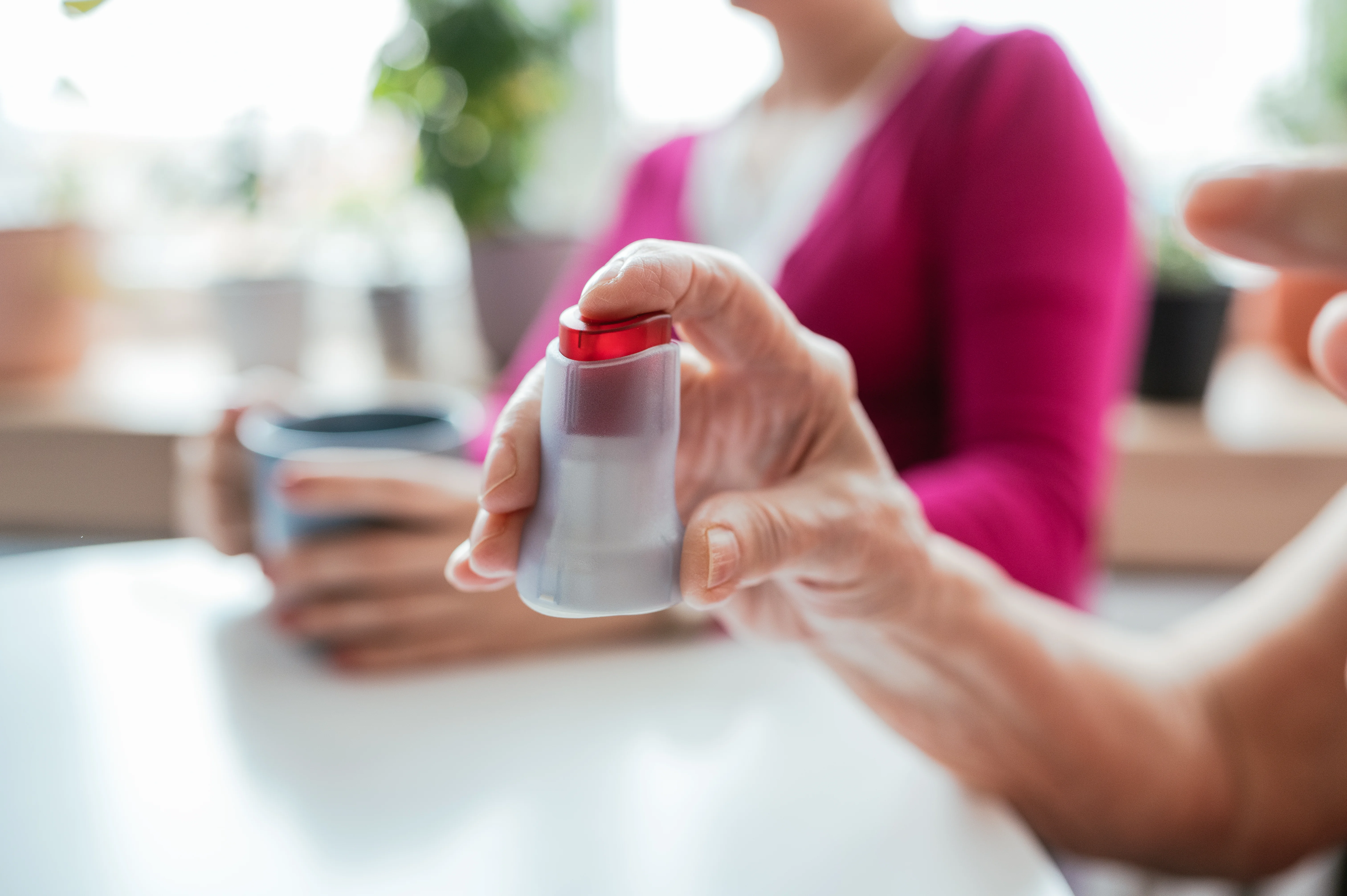 une personne tenant une bouteille